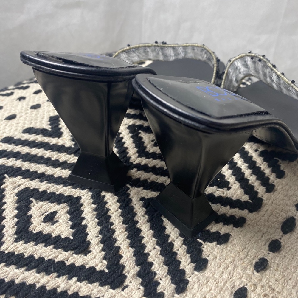 BCBG modern mesh slide. - Picture 10 of 10